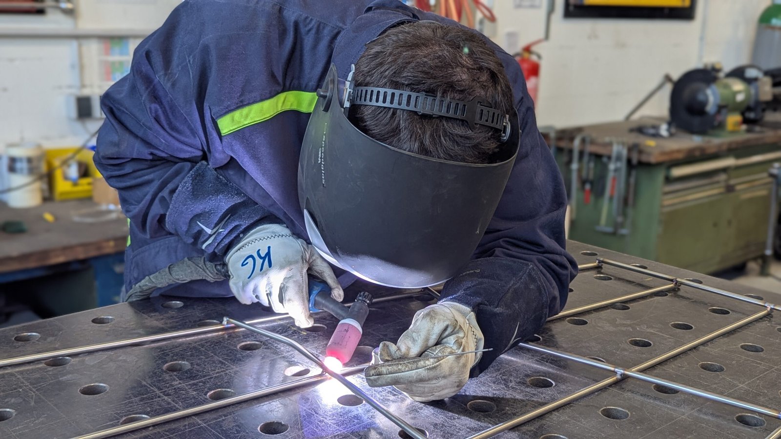 WIG-Schweißen eines Edelstahl-Rankgitters in der Werkstatt