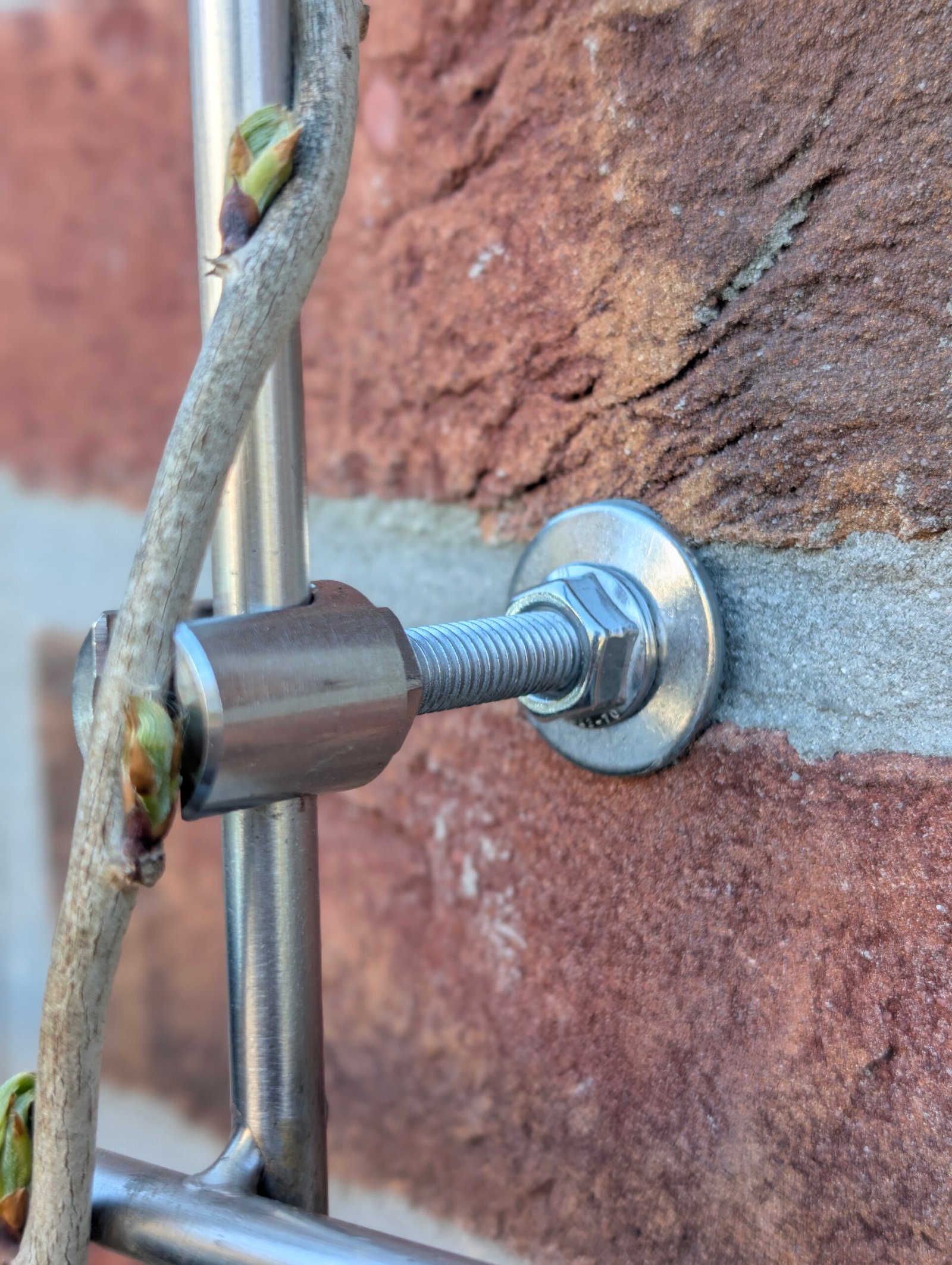 Edelstahl-Befestigungssystem in Mauerwerksfuge